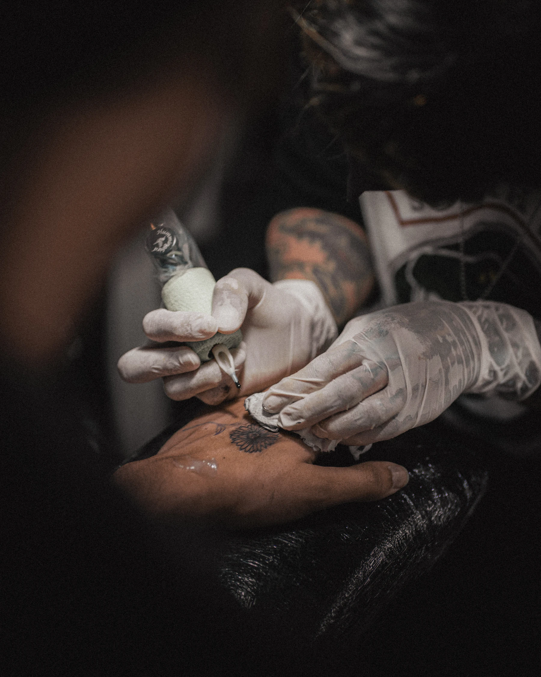 Sorgfältige Reinigung eines frischen Tattoos