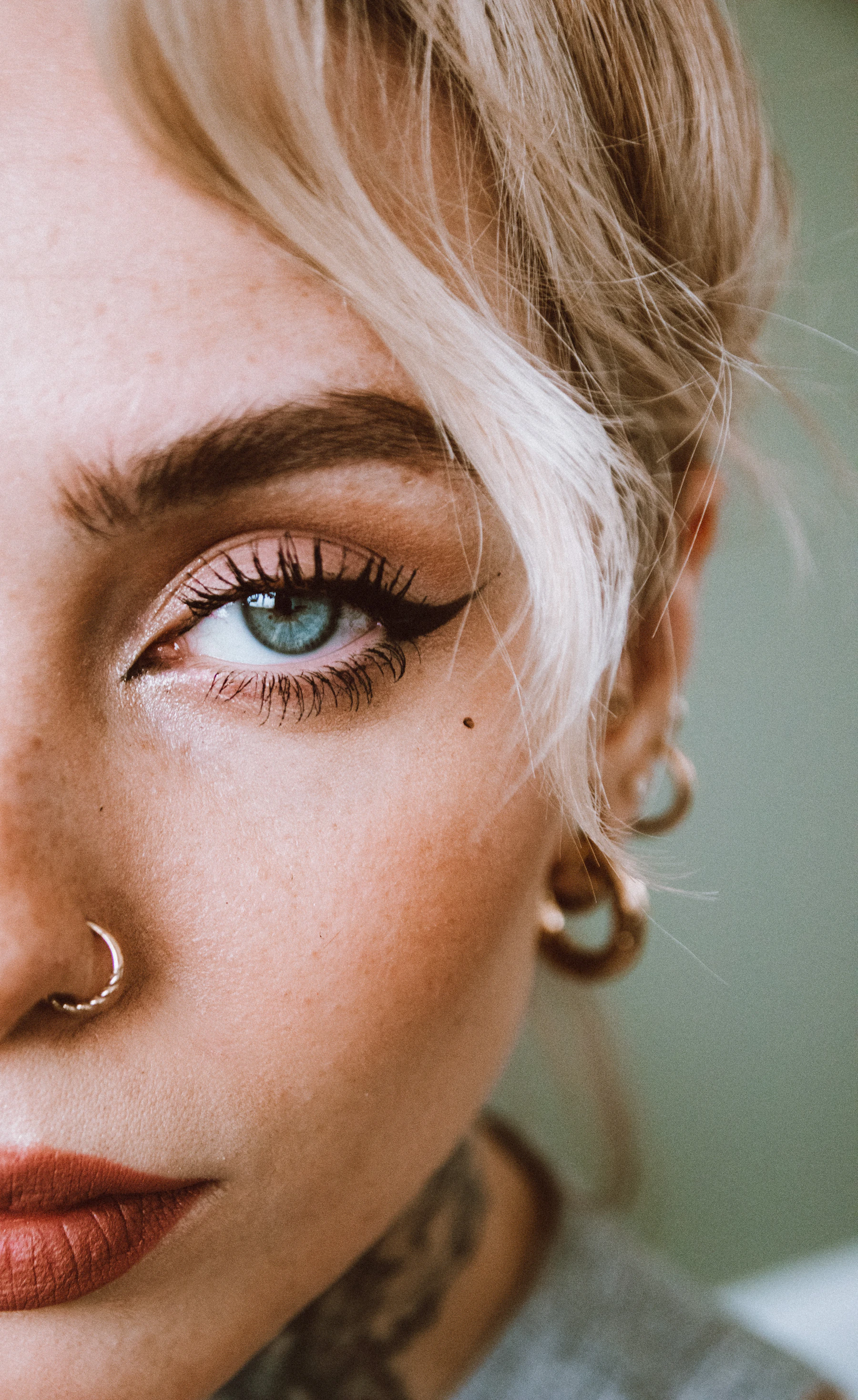 Detail eines Nasen- und Ohrpiercings