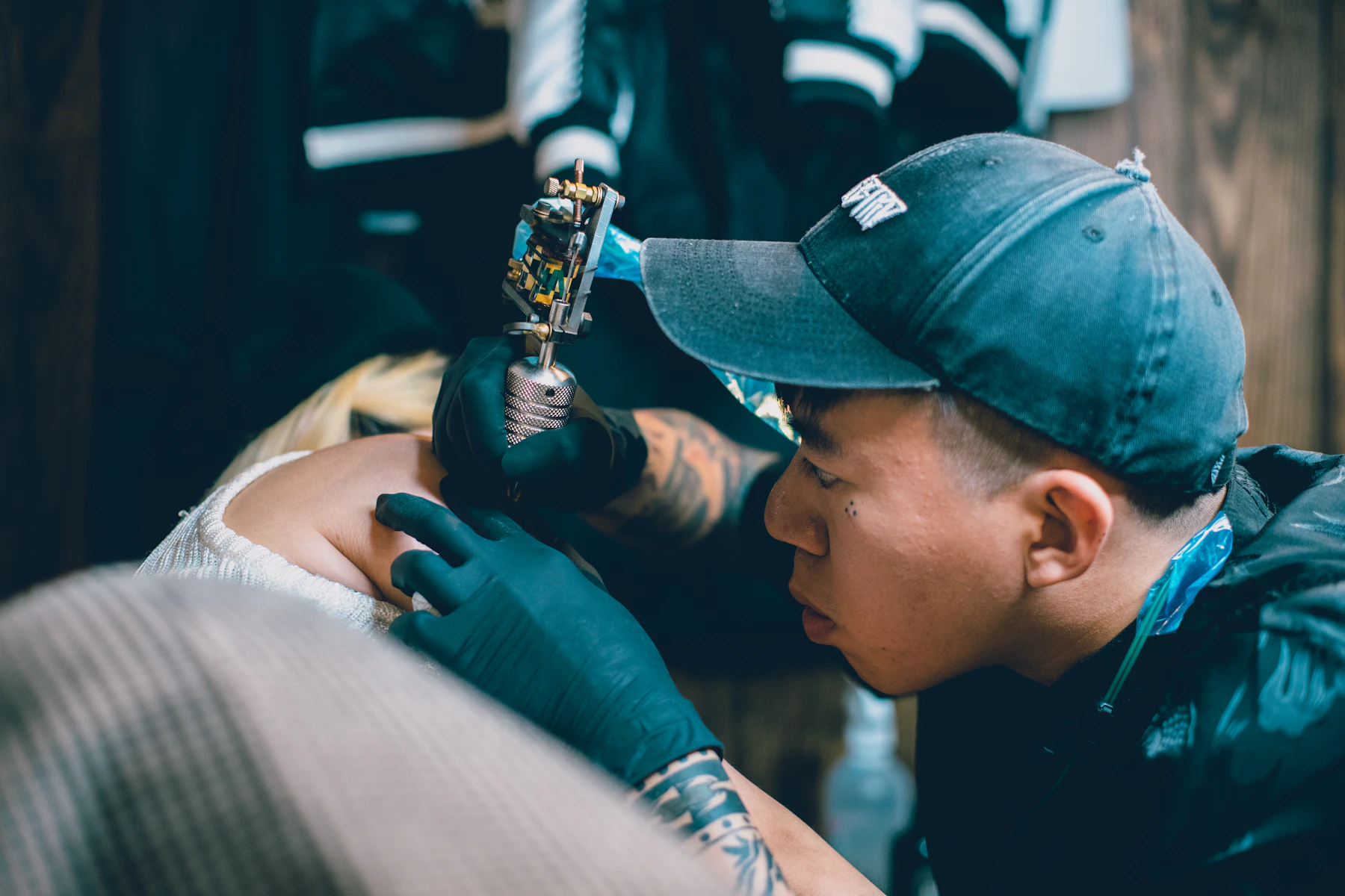 Präzise Tattoo-Arbeit mit der Maschine